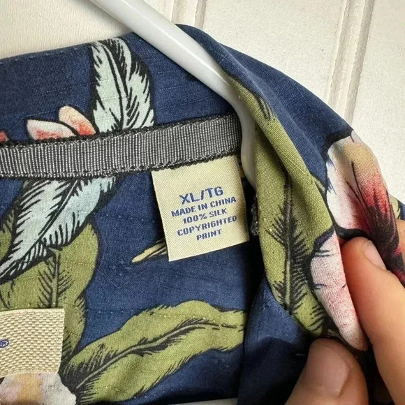 Tommy Bahama Silk Hawaiian Print Short Sleeve Men's Top - Picture 3 of 4